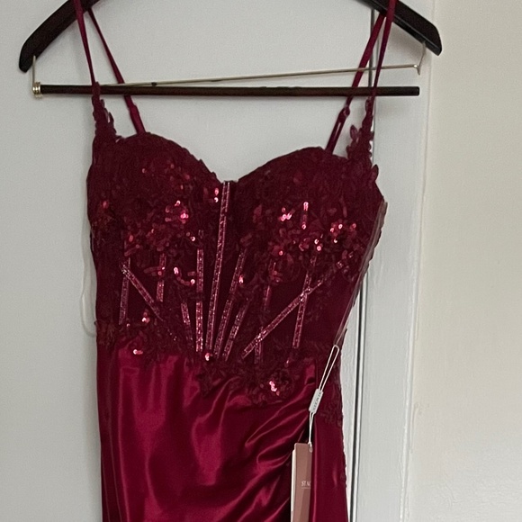 Long formal dress - Picture 2 of 8